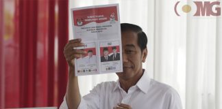 Capres nomor urut 01 Jokowi menunjukkan surat suara