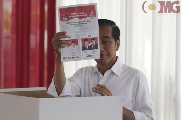 Capres nomor urut 01 Jokowi menunjukkan surat suara
