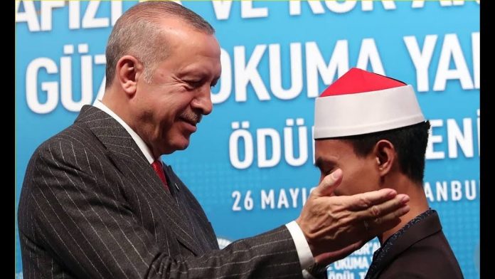Presiden Turki Recep Tayyip Erdogan memberikan ucapan selamat kepada Syamsuri Firdaus.