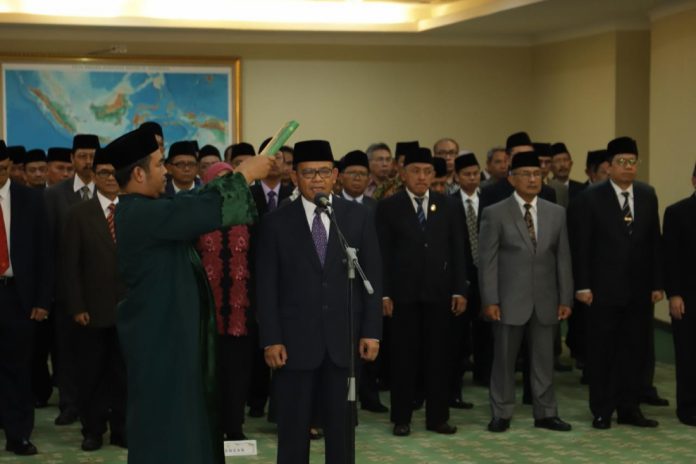 Komarudin Hidayat saat dilantik menjadi Rektor UIII masa bakti 2019-2024, Kamis (13/6/2019).