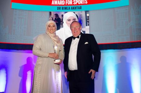 Dr Rimla Akhtar raih penghargaan Arabian Business London Awards.