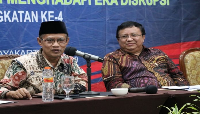 Ketua Umum Pimpinan Pusat Muhammadiyah Haedar Nashir (kiri).