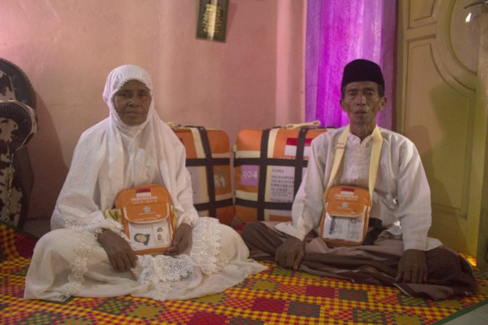 Habibah (kiri) dan Saripan, saat mempersiapkan keberangkatan haji di kediamannya, Rabu (24/7/2019).