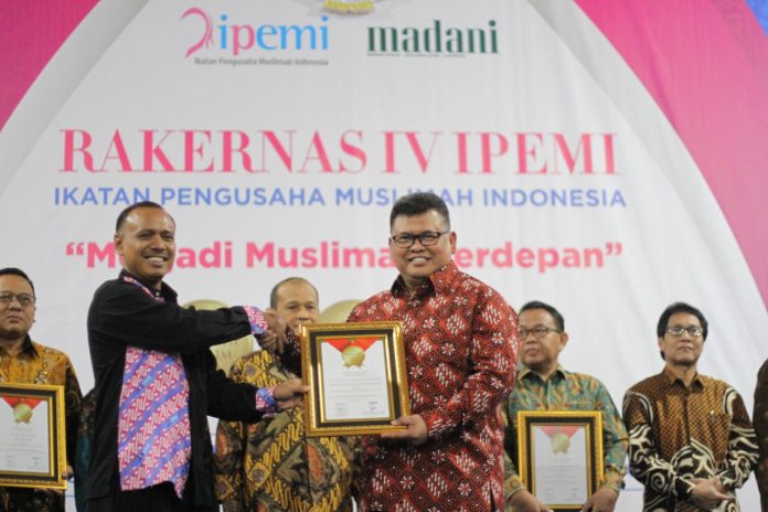 Dirut Baznas M. Arifin Purwakananta (kanan), menerima penghargaan TOP Eksekutif Muslim 2019.
