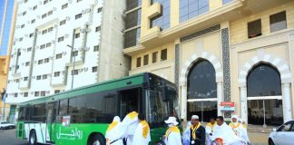 Jamaah Haji menggunakan fasiltas bus shalawat.
