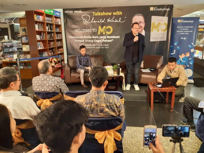 Prof. Rhenald Kasali, saat acara Talkshow buku karangannya “MO: Sebuah Dunia Baru yang Membuat Banyak Orang Gagal Paham”, di Plaza Senayan, Jakarta, Sabtu (21/9/2019).