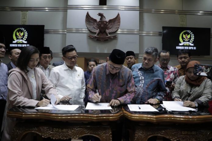 Menag Lukman Hakim dan DPR menandatangani RUU Tentang Pesantren (Foto: Rikie).