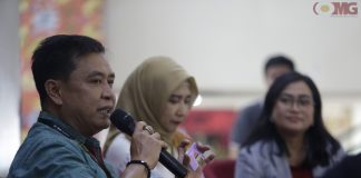 Direktur Utama PT Pegadaian Galeri 24, Arifmon (kiri) saat launching Logam Mulia Gift di Kawasan pusat pembelanjaan Mezzanine Hall Thamrin City, Jakarta, Kamis (3/10/2019). Foto: Edwin.