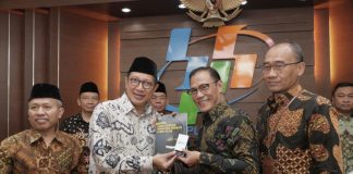 Kepala BPS Suhariyanto (kedua dari kanan) menyerahkan Laporan Hasil Survei Kepuasan Jemaah Haji 2019 kepada Menag, Kamis (17/10/2019). Foto: Kemenag.