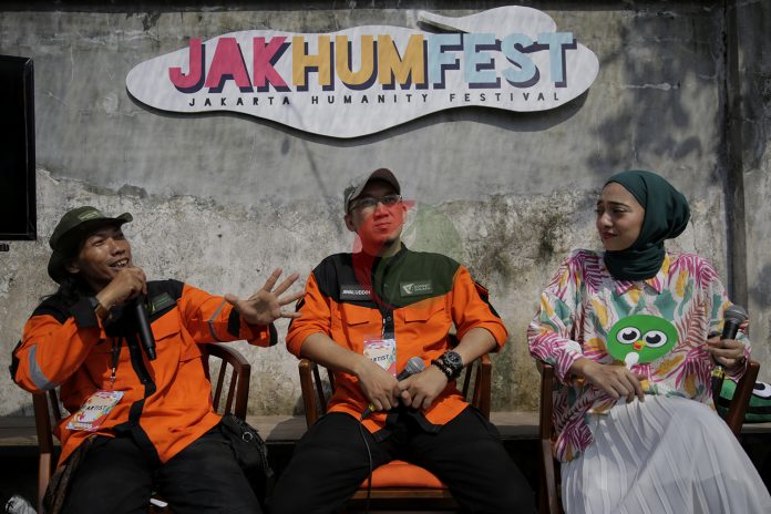 (Ki-Ka) Relawan Kebencanaan DMC Dompet Dhuafa, Adhe Indra, General Manager Pengurangan Risiko Bencana DMC Dompet Dhuafa, Awaludin, Artis, Chiki Fawzi saat diskusi di acara Jakarta Humanity Festival 2020 di M Bloc Space, Jakarta, Minggu (26/1/2020).