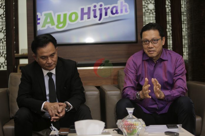 Direktur Utama Bank Muamalat (kanan) mengenalkan pengacara senior Yusril Ihza Mahendra (kiri) kepada awak media di Bank Muamalat Tower, Jakarta, Rabu (5/2/2020).