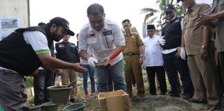 Presiden ACT Ibnu Khajar meletakkan batu pertama untuk pembangunan hunian sementara di Desa Sukarame, Kecamatan Sajira, Lebak, Banten, Selasa (3/3/2020).