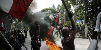 Sejumlah mahasiswa menggelar aksi unjuk rasa tolak UU Cipta Kerja di Pusat Pemerintahan Kota Tangerang (Puspemkot), Banten, Senin (12/10/2020).