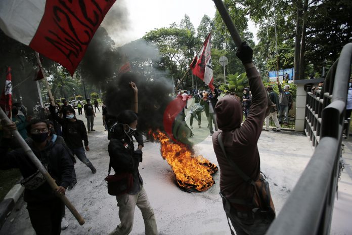 Sejumlah mahasiswa menggelar aksi unjuk rasa tolak UU Cipta Kerja di Pusat Pemerintahan Kota Tangerang (Puspemkot), Banten, Senin (12/10/2020).
