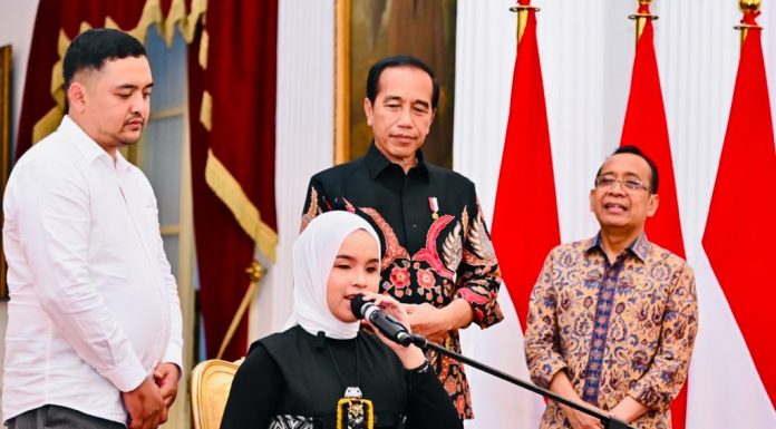Presiden Jokowi menerima Putri Ariani, Rabu (14/6/2023), di Istana Merdeka, Jakarta. (Foto: BPMI Setpres)