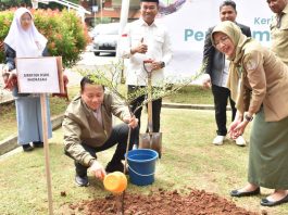Direktur KSKK Madrasah buka gerakan menanam 10.000 pohon di MAN IC (Foto: Kemenag)